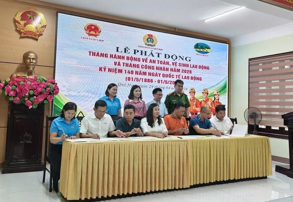 Businesses in Quy Hop sign commitments to ensure labor safety. Photo: Thanh Trung