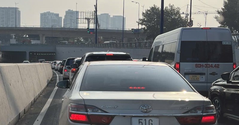 Cửa ngõ phía đông TP.HCM ùn tắc, xe nối đuôi vào cao tốc ngày đầu nghỉ lễ
