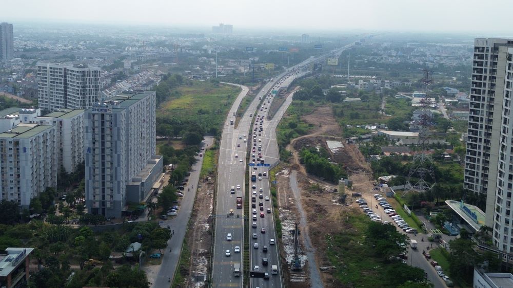  Tuy nhiên, trên đoạn đường dẫn lên cao tốc TPHCM - Long Thành - Dầu Giây, hàng dài ôtô con, xe khách và xe tải phải nối đuôi nhau xếp hàng di chuyển chậm. Ảnh: Anh Tú