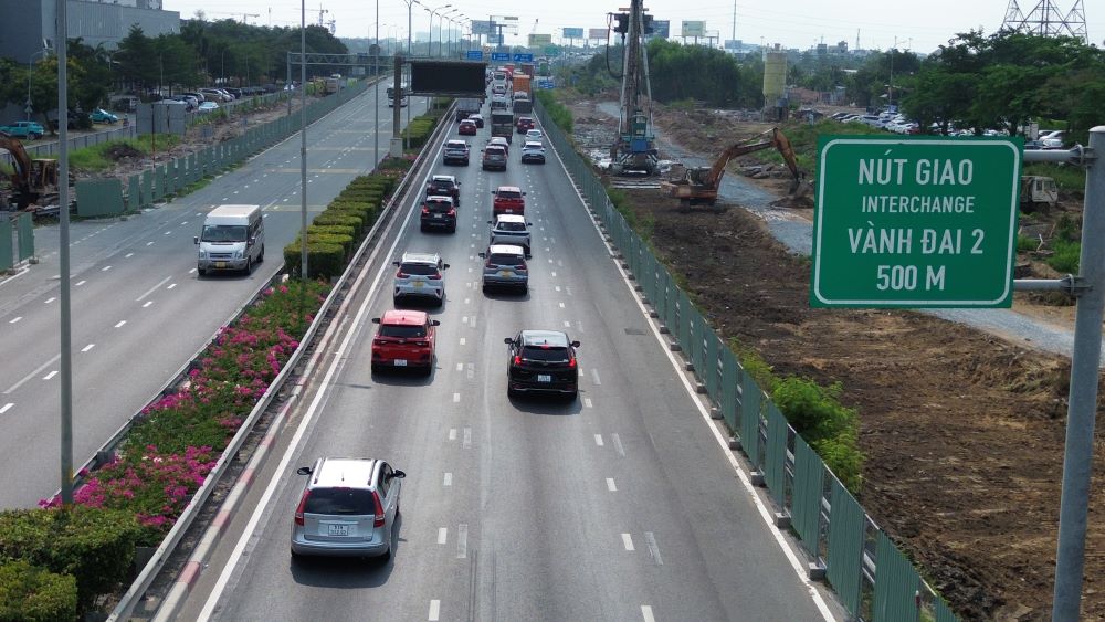 Phương tiện tuy đông nhưng không còn kẹt cứng, có thể giữ cự ly di chuyển chậm rãi hướng về Đồng Nai. Ảnh: Anh Tú