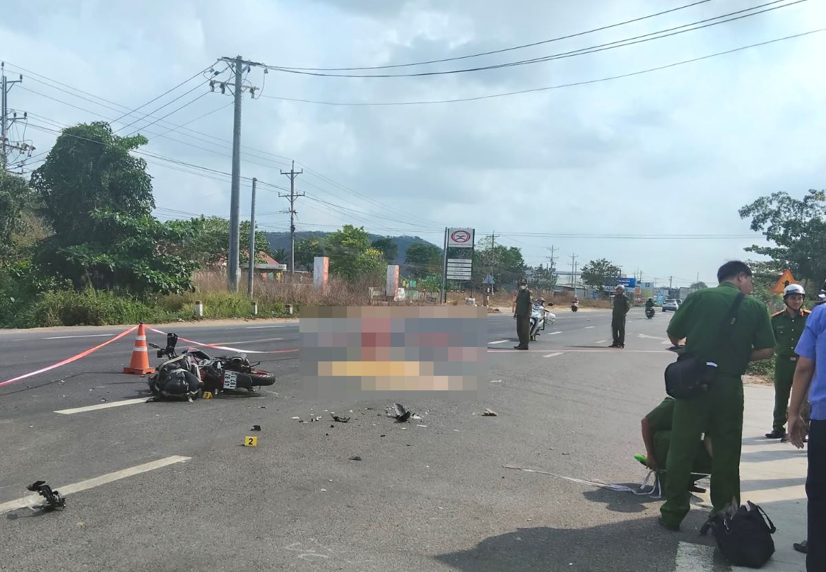 Công an khám nghiệm hiện trường. Ảnh: Duy Tuấn 