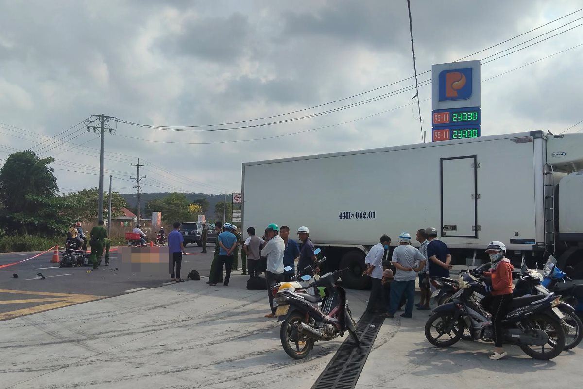 Hiện trường vụ tai nạn giữa xe máy và xe tải đông lạnh. Ảnh: Duy Tuấn 