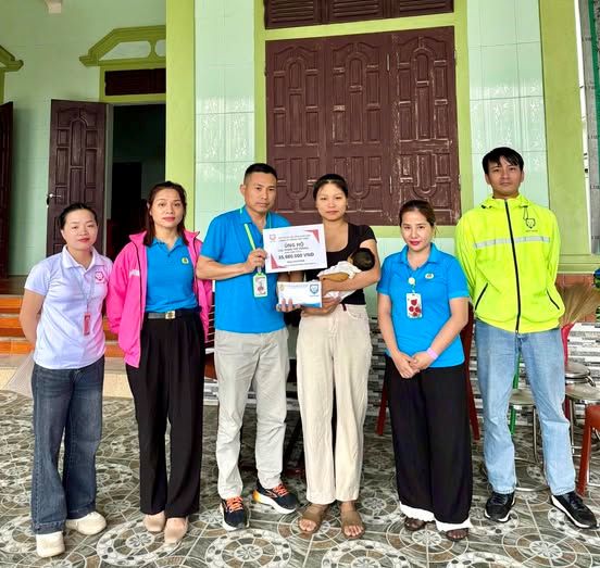 Viet Fast Company directly handed over nearly 36 million VND to support union member families. Photo: Nghe An Trade Union