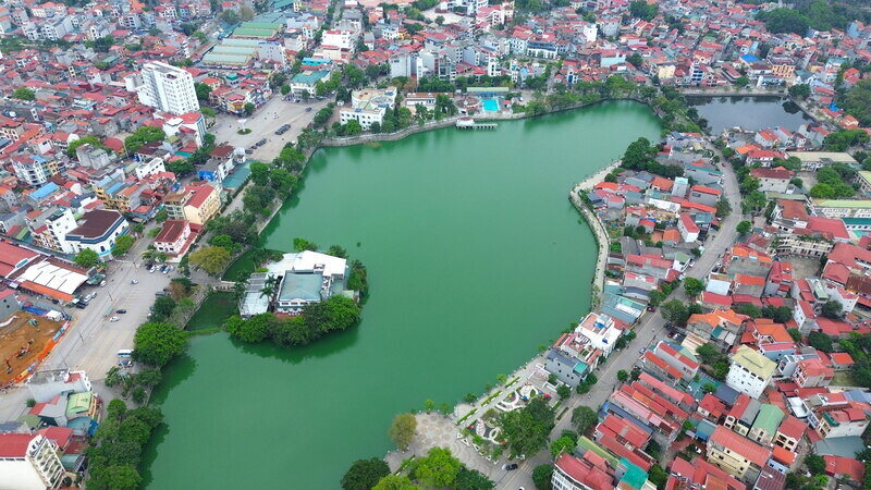 Après de nombreuses récidives de pollution, le lac Phai Loan - le "poumon vert" au cœur de la ville de Lang Son - est sur le point d'être rénové. Photo: Khanh Linh