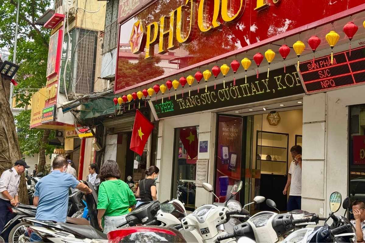 Dù giá liên tục biến động, vàng nhẫn vẫn thu hút nhiều người săn mua. Ảnh: Lệ Hà 