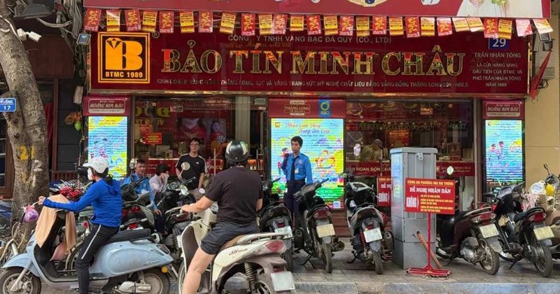 Gold prices surge, people go to 2 stores to buy 1 chi of gold rings