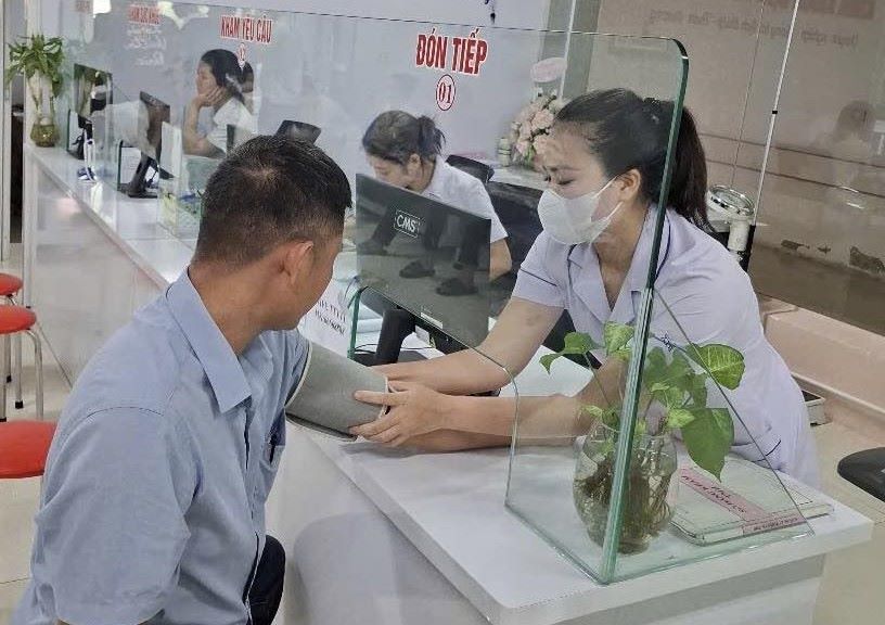 The grassroots trade union of the Fishing Port Management Board and the storm shelter for fishing vessels organizes periodic health check-ups for workers. Photo: Ha Tinh Trade Union