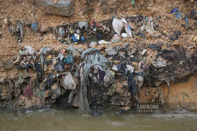 Rác thải sinh hoạt được tập kết, chôn lấp không đảm bảo kỹ thuật tại bãi rác Tân Mỹ không chỉ gây ô nhiễm mà còn khó khăn, tốn kém cho công tác xử lý. Ảnh: Việt Bắc.