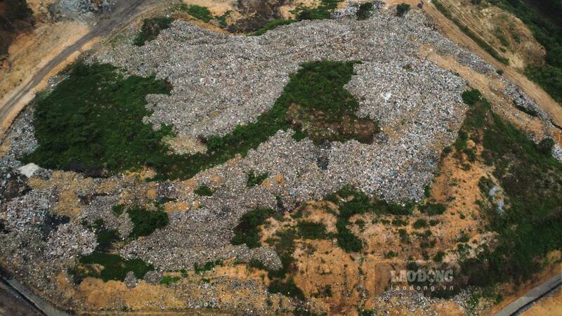 Núi bãi rác sinh hoạt của thành phố Sông Công cũ với khối lượng hàng trăm nghìn tấn tồn đọng nhiều năm, tác động tiêu cực tới môi trường. Ảnh: Việt Bắc.