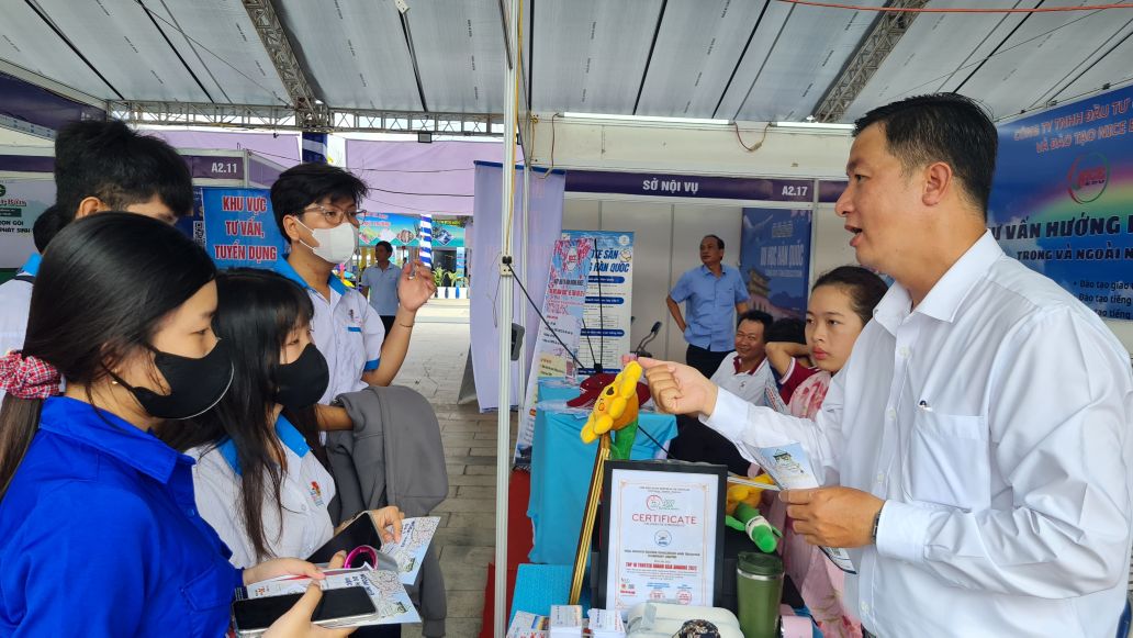 Job counseling in Japan at the first Ca Mau Provincial Job Fair in 2026. Photo: Nhat Ho.