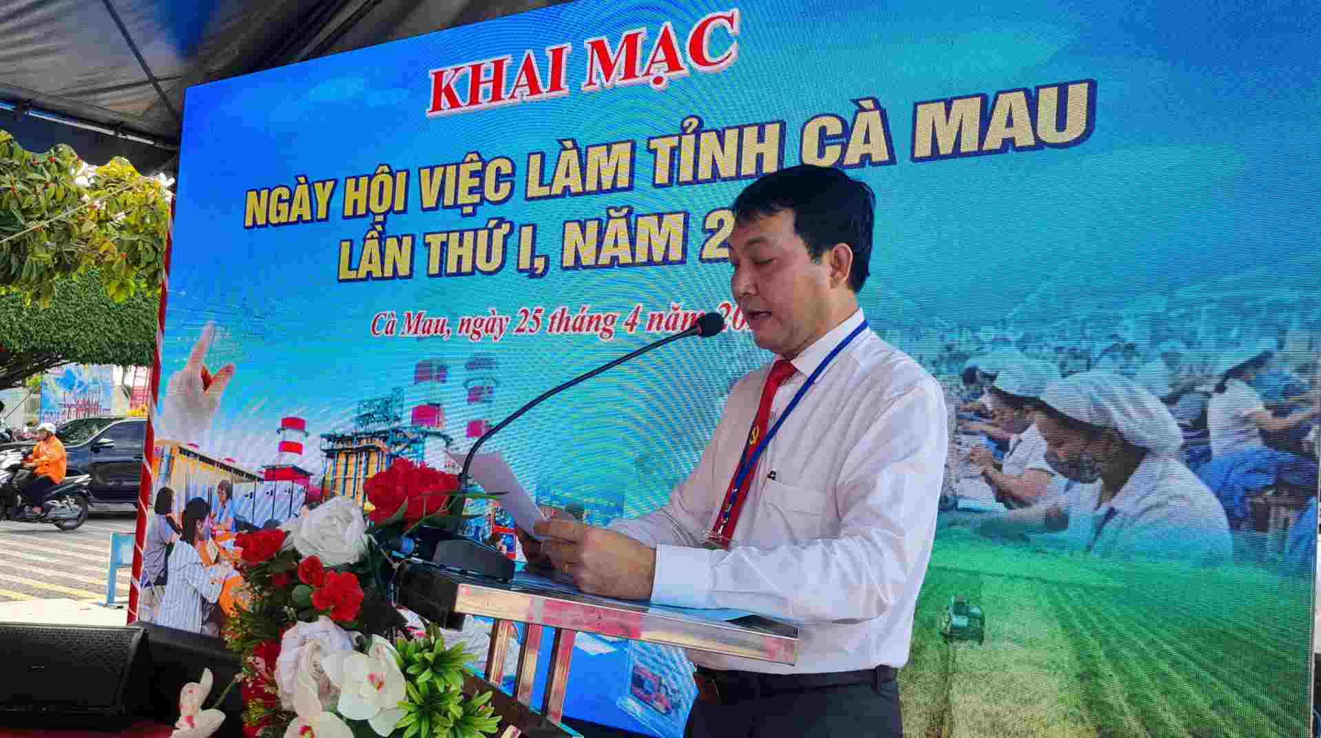 Giám đốc Sở Nội vụ tỉnh Cà Mau Nguyễn Minh Nhứt phát biểu khai mạc Ngày hội. Ảnh: Nhật Hồ.