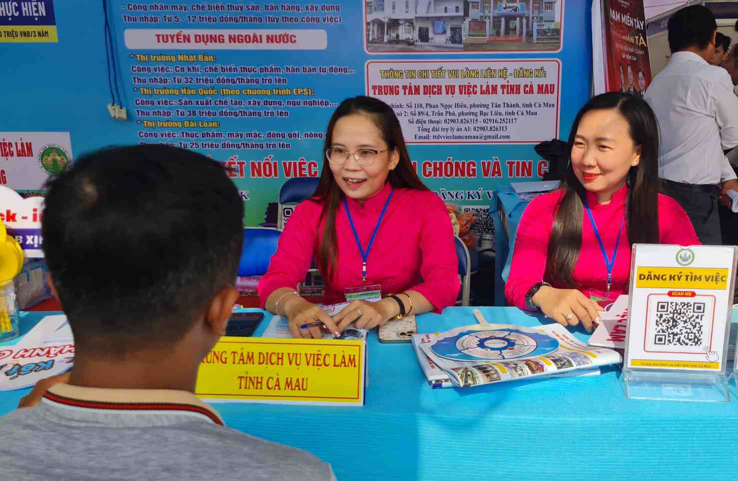 Ứng viên tìm hiểu việc làm tại Ngày hội. Ảnh: Nhật Hồ.