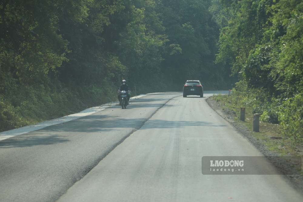 Mặt đường thi công dang dở gây trơn trượt. Ảnh: Hưng Thơ