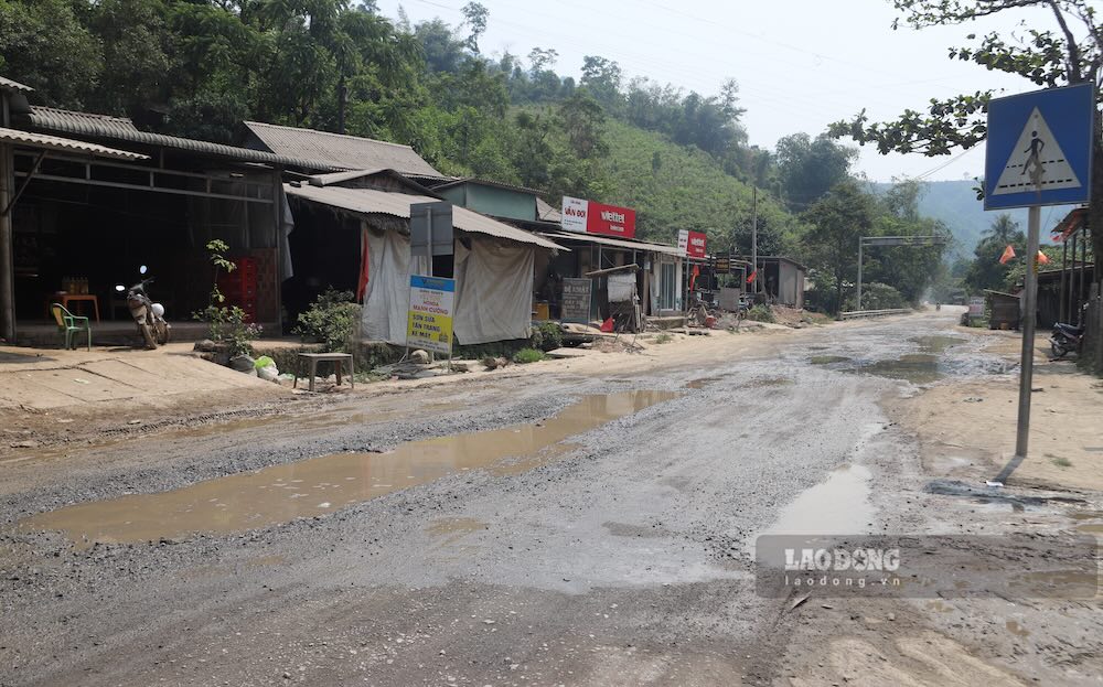 Ổ voi, ổ gà và các vũng nước trên mặt đường đoạn quan thôn Húc Nghì. Ảnh: Nguyễn Luân