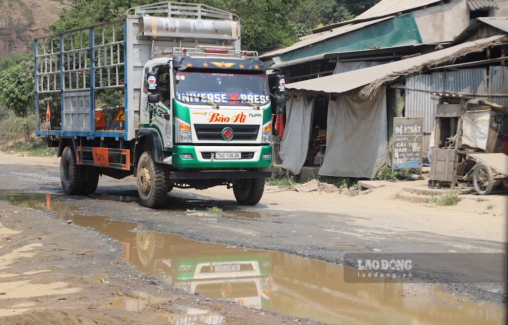 Ho Chi Minh Road West branch section passing through Ta Rut commune is seriously degraded. Photo: Hung Tho