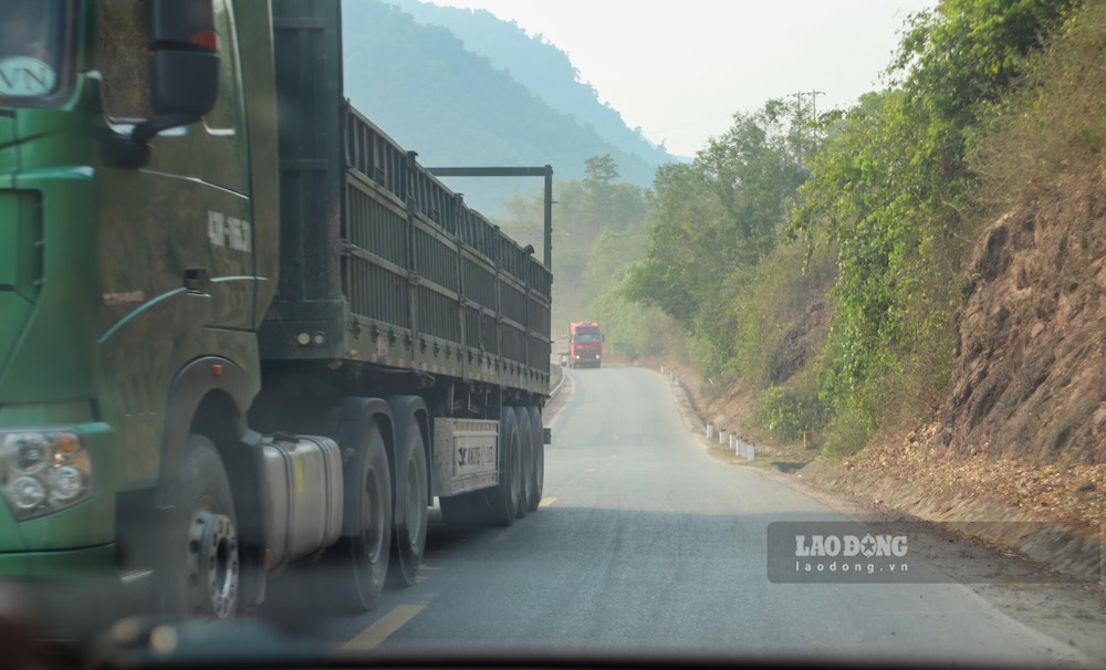 Xe trọng tải lớn nối đuôi di chuyển trên tuyến Hồ Chí Minh nhánh Tây càng khiến mức độ xuống cấp của đường trở nên nghiêm trọng. Ảnh: Hưng Thơ