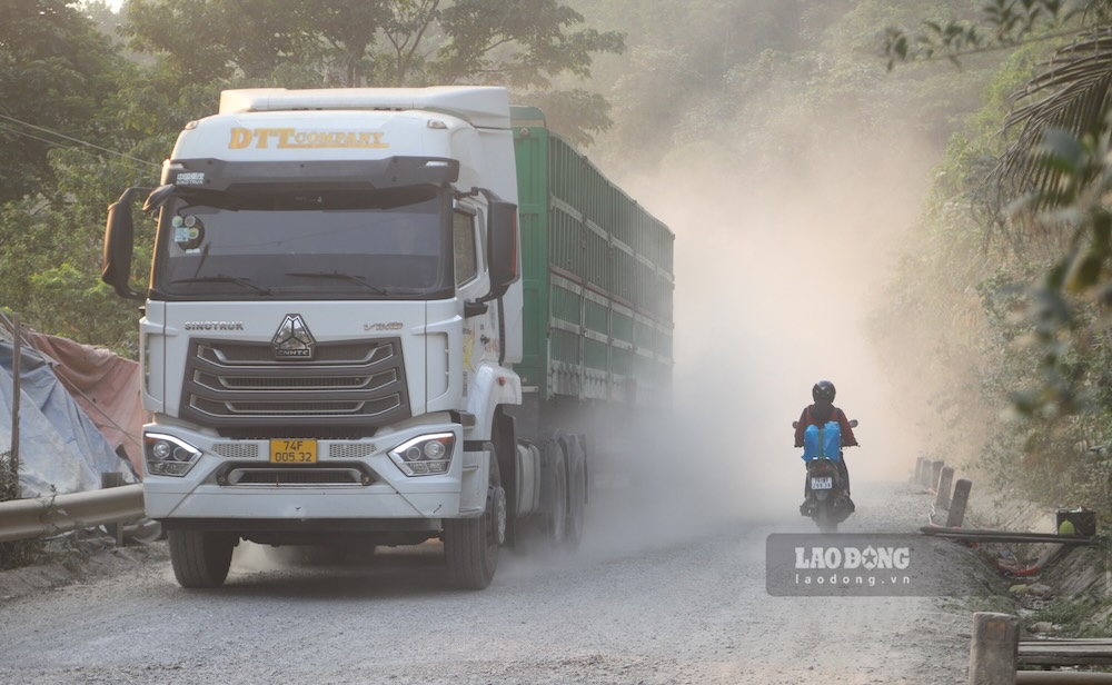 Việc bùi phát tán dày đặc khiến tầm nhìn của người tham gia giao thông bị hạn chế, tiềm ẩn nguy cơ tai nạn. Ảnh: Hưng Thơ