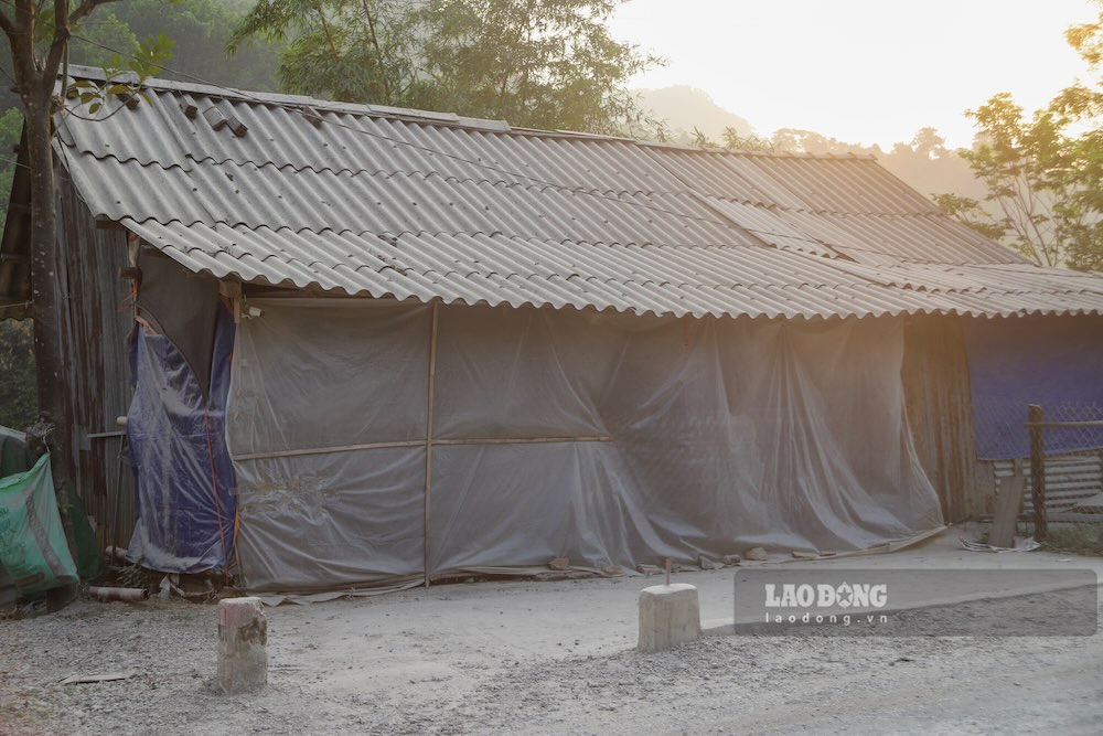 Dọc tuyến đường, các nhà dân phải che chắn kín mít để tránh bụi. Ảnh: Hưng Thơ