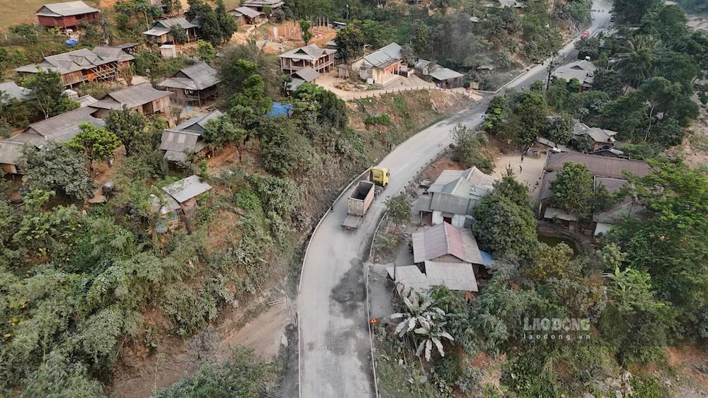 Khu dân cư nhuộm trắng bởi bụi đường. Ảnh: Nguyễn Luân