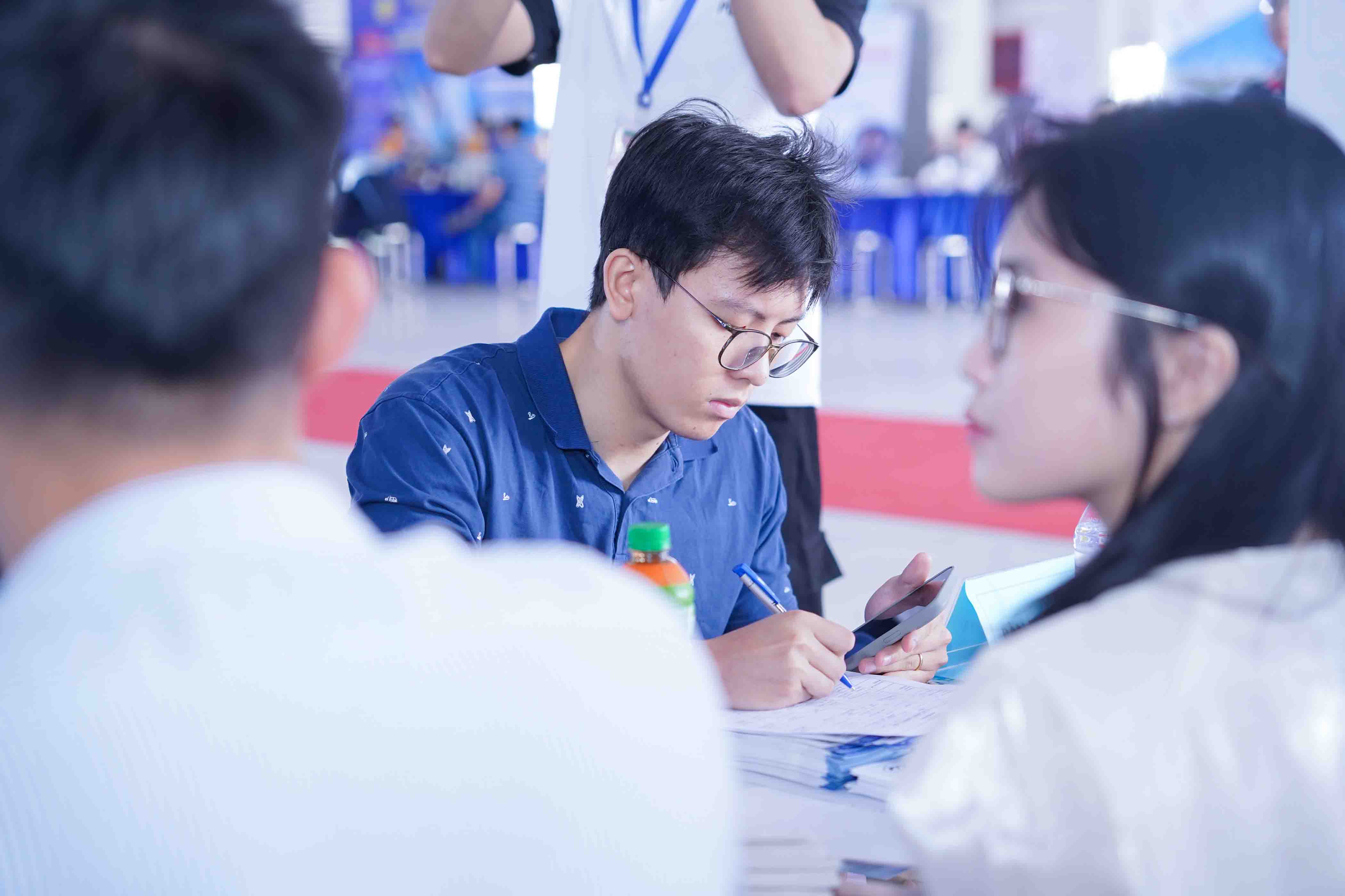 Các ứng viên điền thông tin