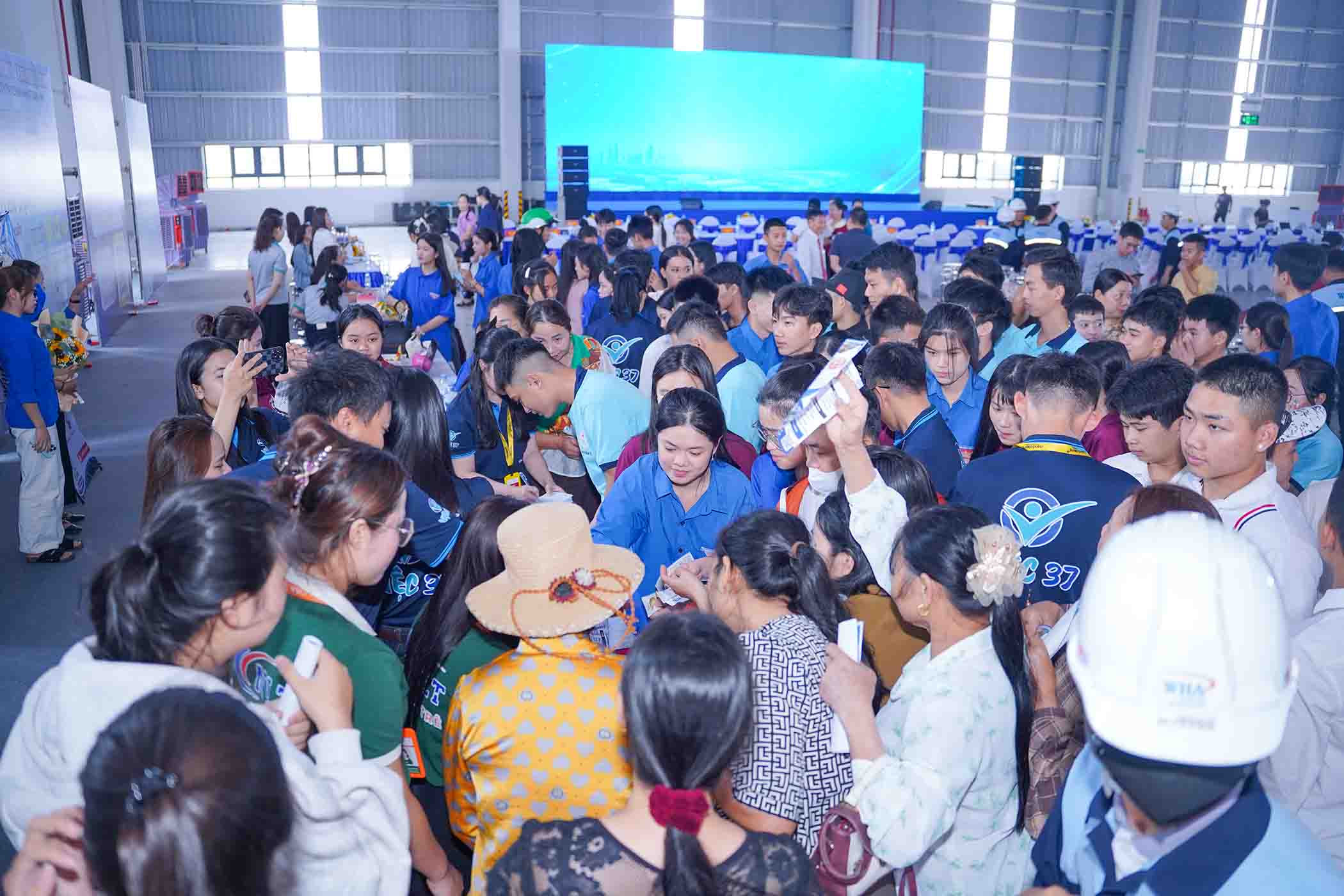 Các ứng viên nộp hô sơ