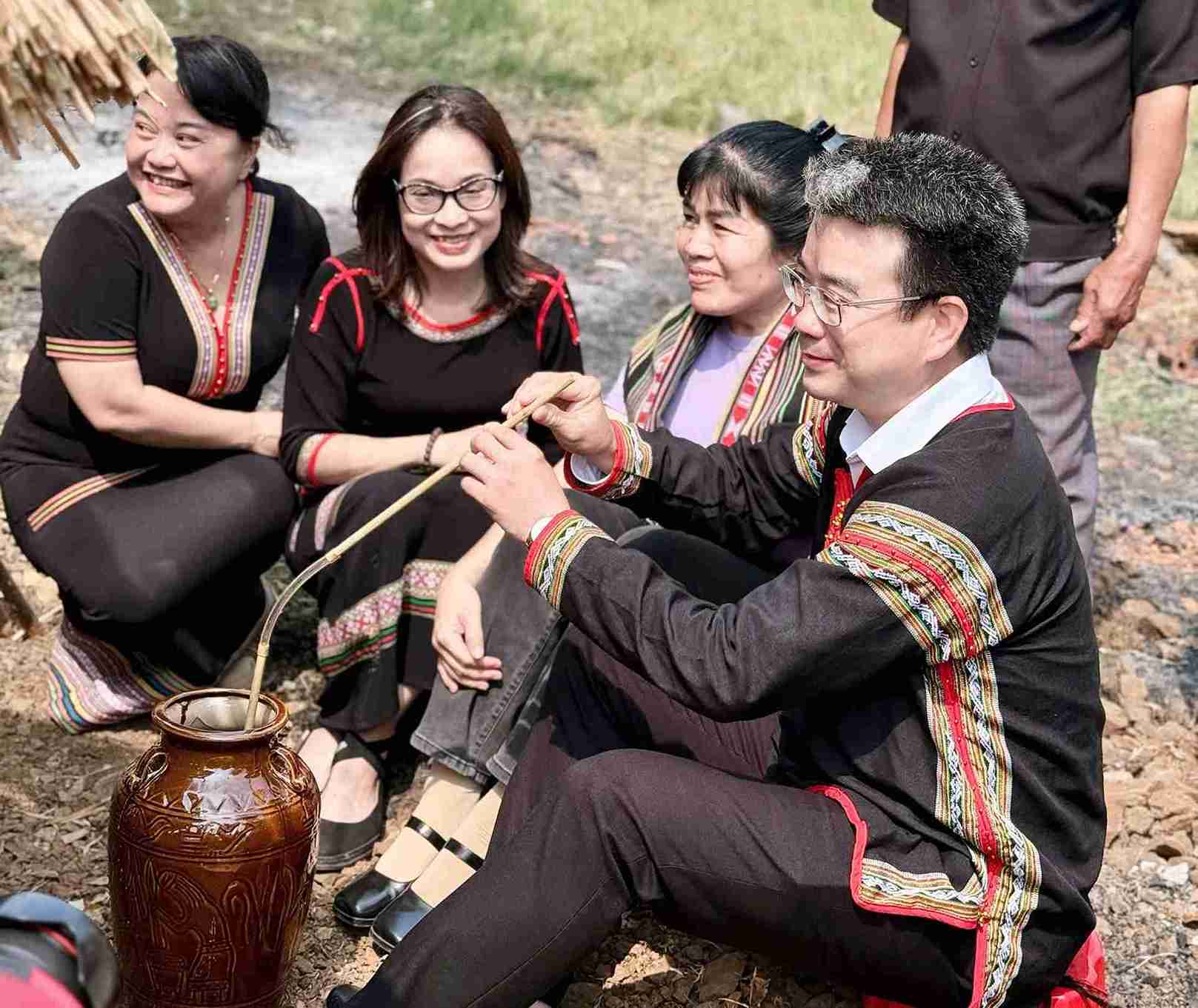 Sau phần lễ cúng, các đại biểu tham gia các hoạt động truyền thống của đồng bào dân tộc Ê Đê. Ảnh: Bảo Trung