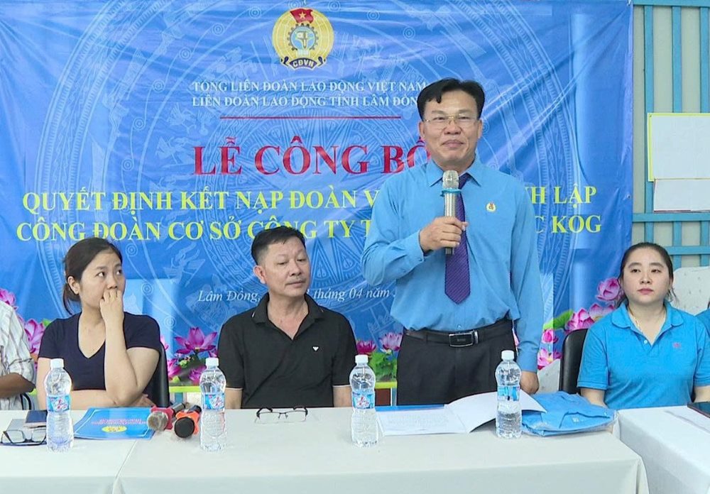 Ông Đoàn Văn Sự - Phó Chủ tịch Liên đoàn Lao động tỉnh Lâm Đồng phát biểu giao nhiệm vụ cho Ban chấp hành Công đoàn cơ sở vừa thành lập. Ảnh: Duy Tuấn 