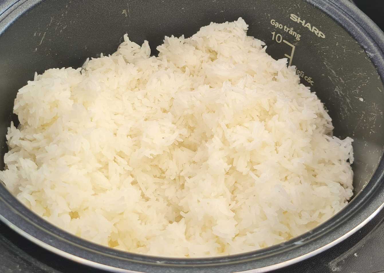 Cơm nấu từ một trong những sản phẩm gạo tham gia hội thi. Ảnh: Nhật Hồ.