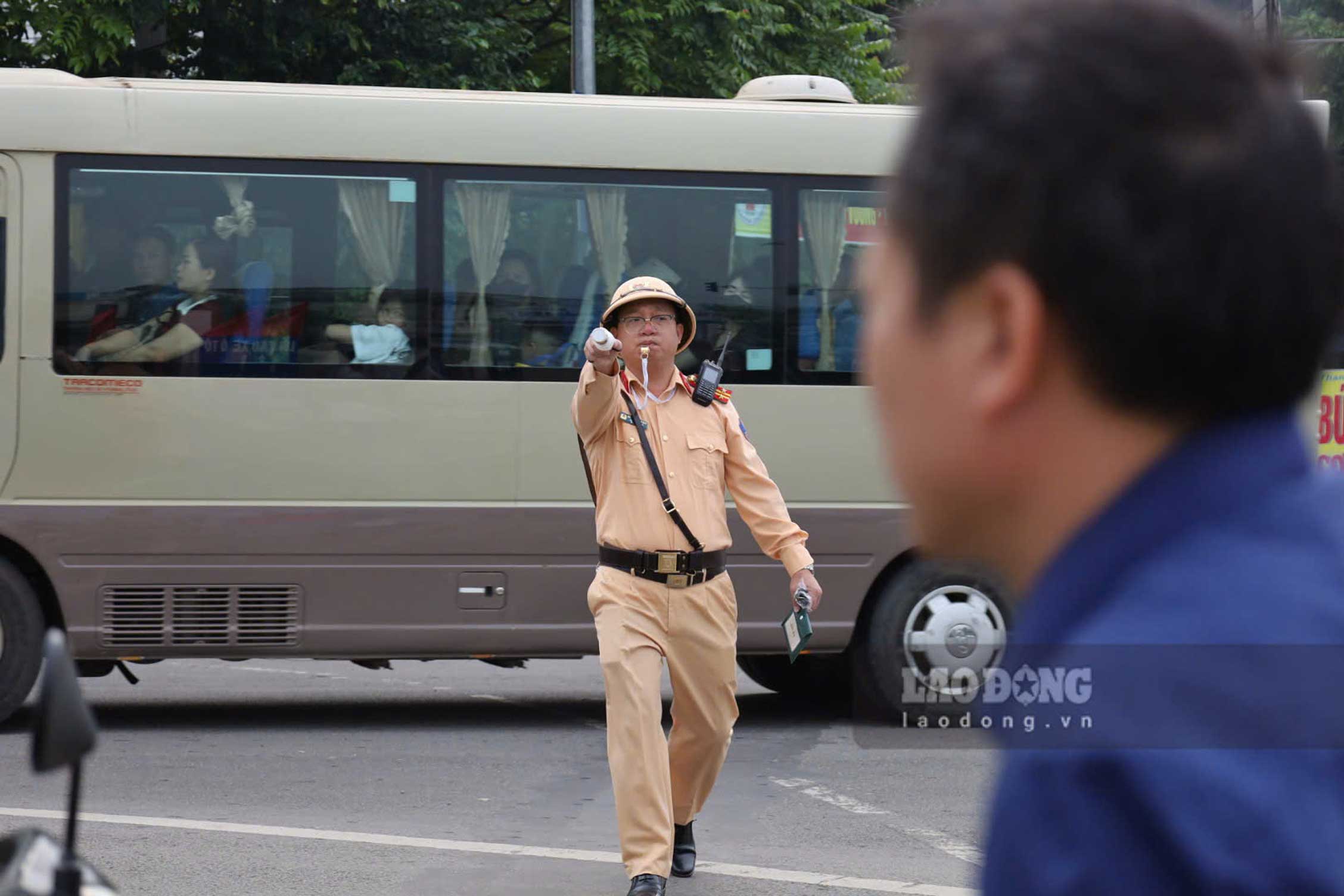 CSGT nhắc nhở, hướng dẫn các phương tiện dừng, đỗ đúng nơi quy định.