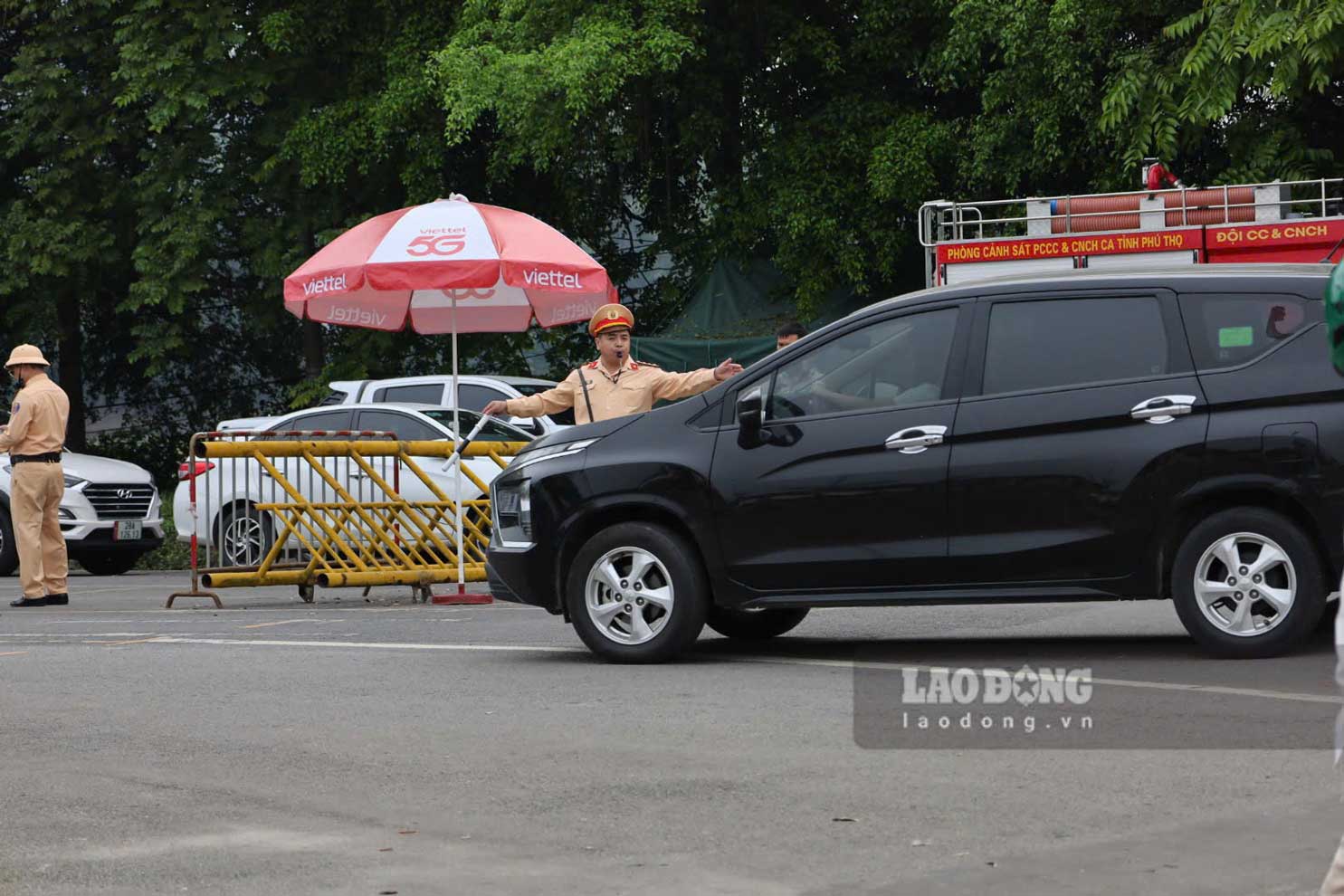 CSGT túc trực tại các điểm chốt, linh hoạt điều tiết dòng xe trong giờ cao điểm.