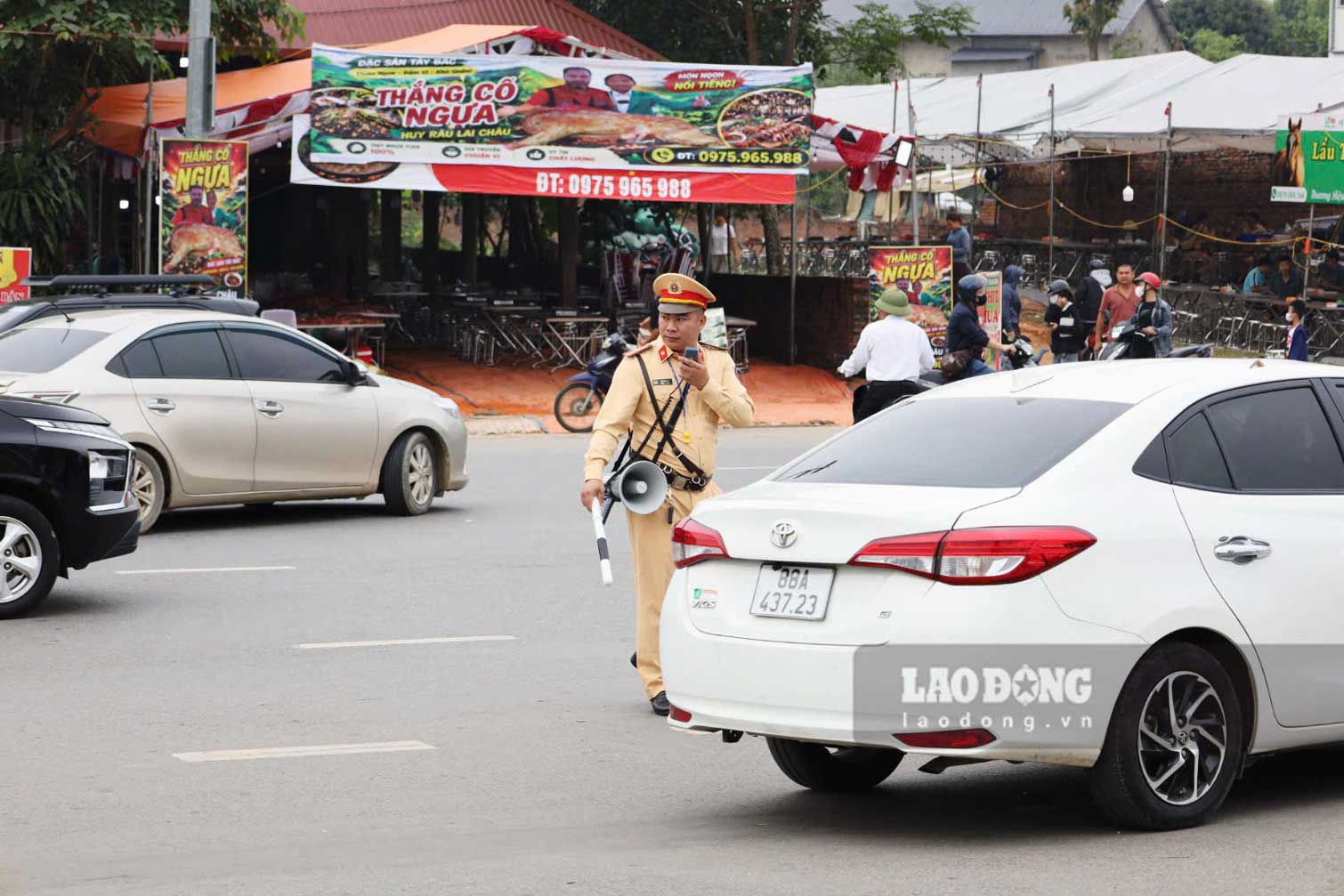 Lực lượng CSGT kiểm soát, nhắc nhở phương tiện chấp hành quy định, bảo đảm trật tự giao thông.