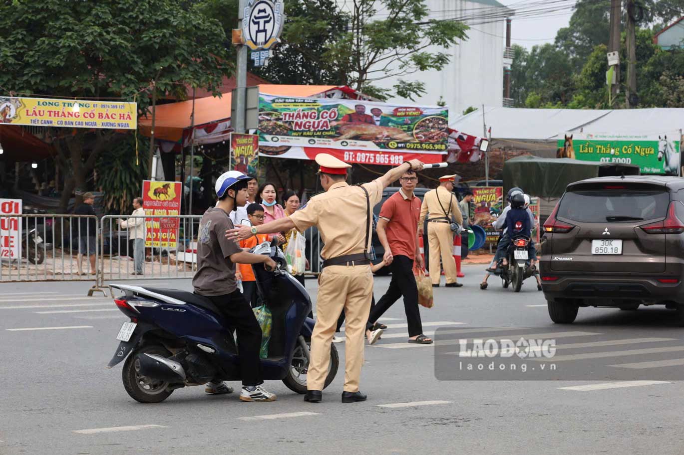 Hướng dẫn người dân, du khách di chuyển an toàn, hạn chế xung đột giao thông.