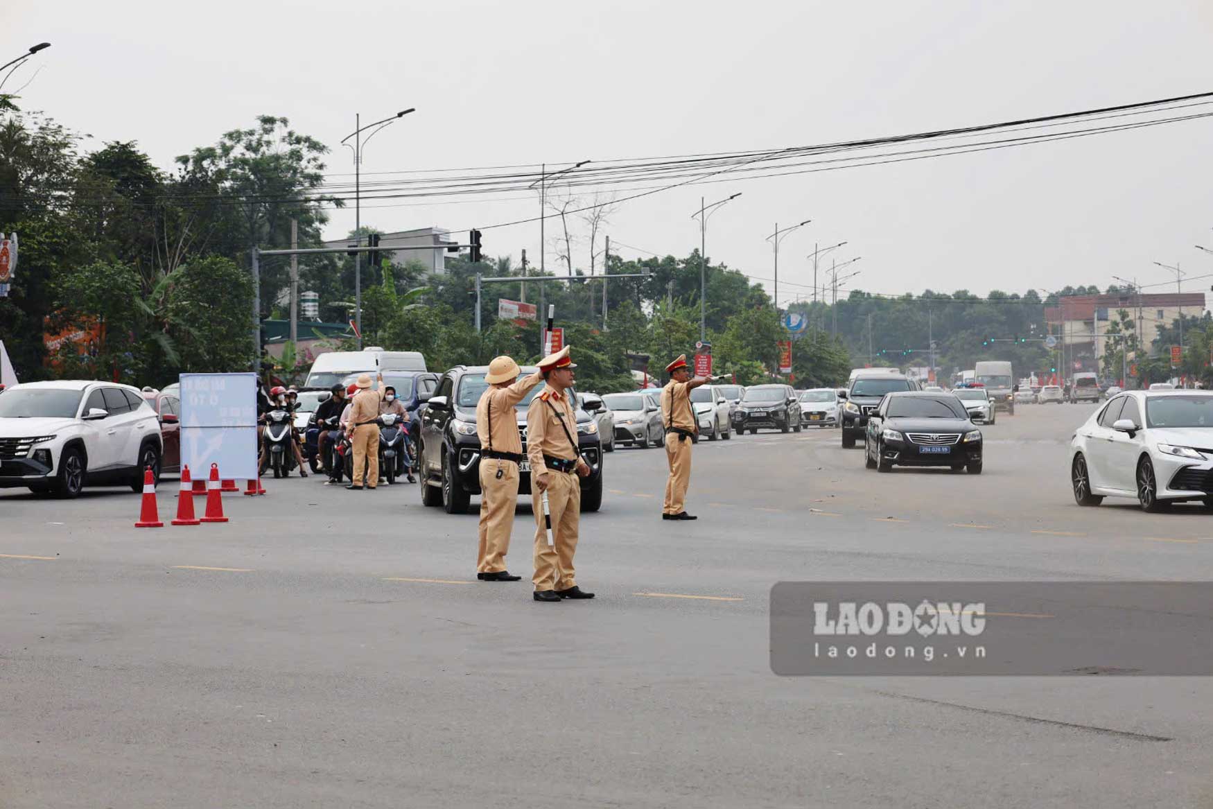 Nhiều tổ công tác phối hợp điều tiết trên các tuyến đường trọng điểm dẫn vào khu di tích.