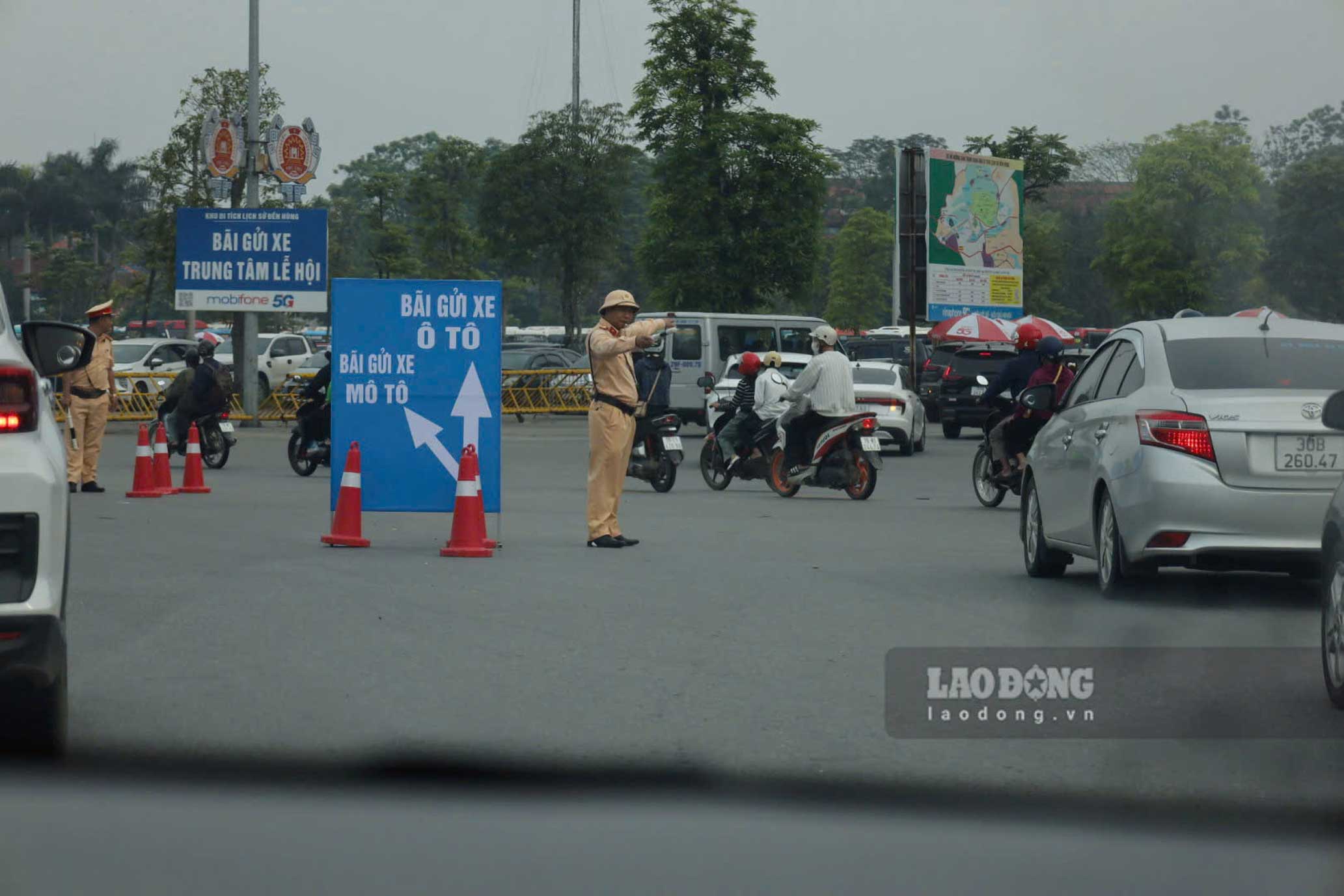 Phân luồng từ xa, hướng dẫn phương tiện vào bãi gửi xe, tránh ùn tắc cục bộ.