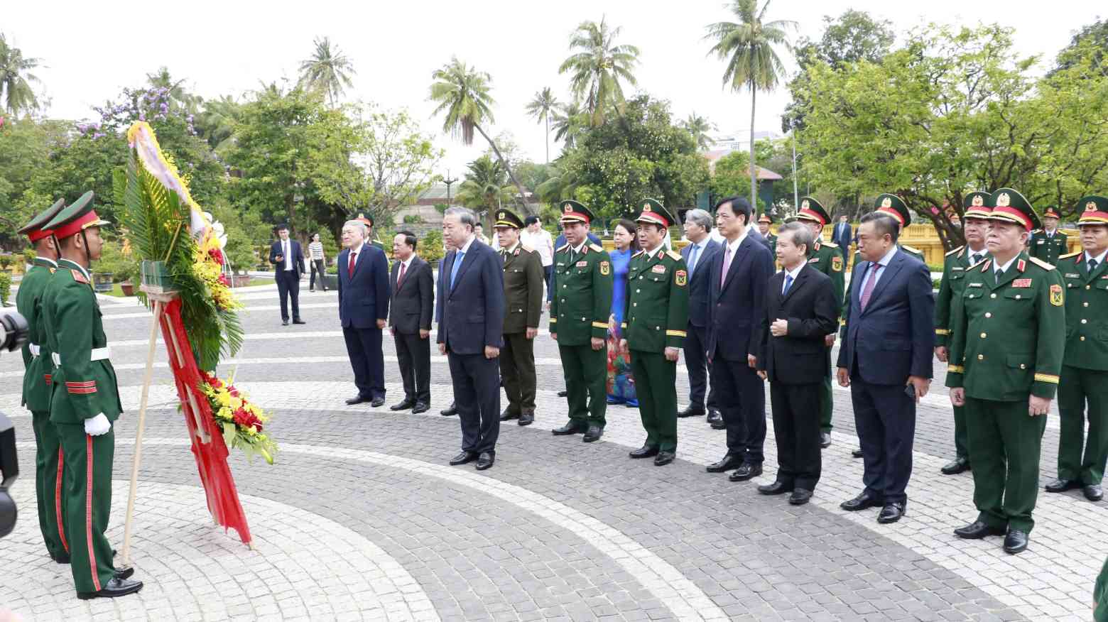 Chủ tịch nước Tô Lâm dâng hương tưởng niệm Chủ tịch Hồ Chí Minh và Đại tướng Võ Nguyên Giáp tại Quân khu 5. Ảnh: Quang Hùng