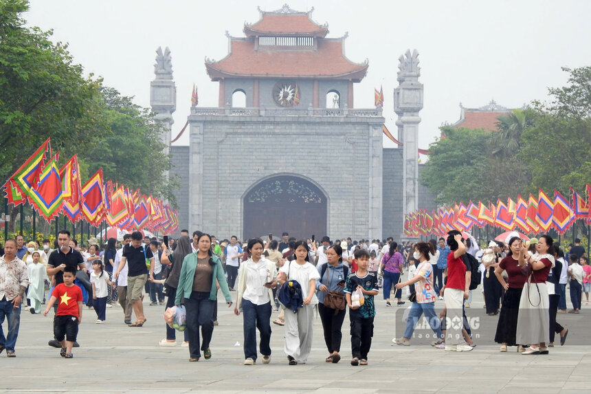 Từ cổng chính, du khách có thể lựa chọn đi bộ hoặc đi xe điện. Ảnh: Tô Công