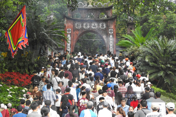 Cổng chính (Đại Môn) nơi có bức đại tự “Cao sơn cảnh hành” - là cánh cổng dẫn lối lên các đền. Ảnh: Tô Công