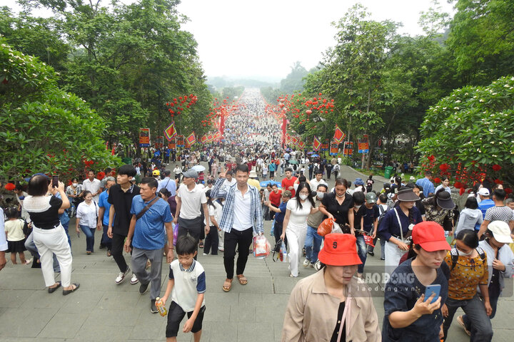 Crowded with people and tourists coming to Hung Temple on March 9th of the lunar calendar. Photo: To Cong