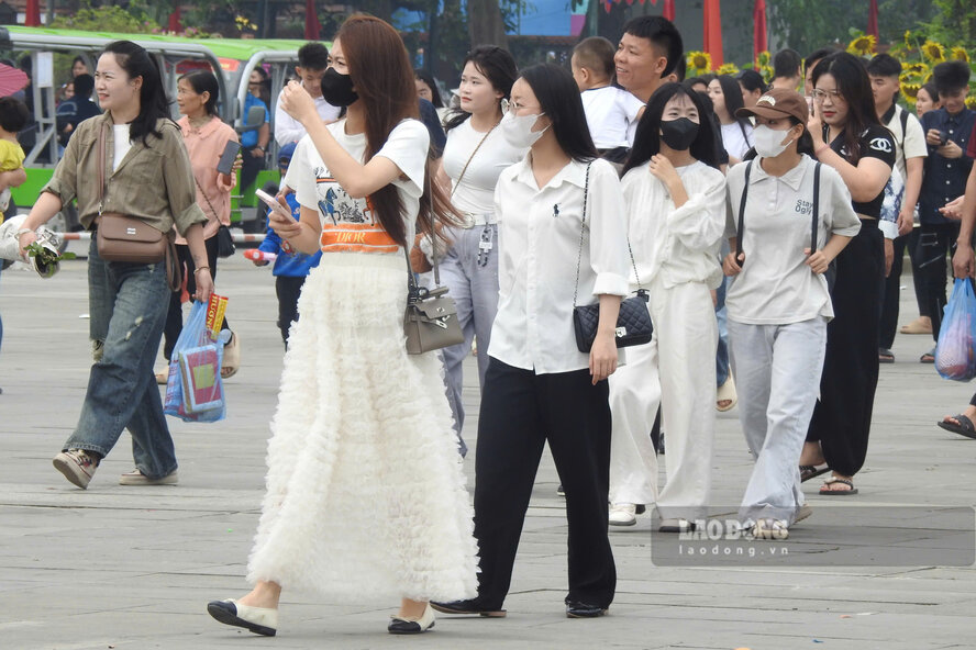 Đa số người dân đến đây đều ăn mặc kín đáo, lịch sự. Ảnh: Tô Công