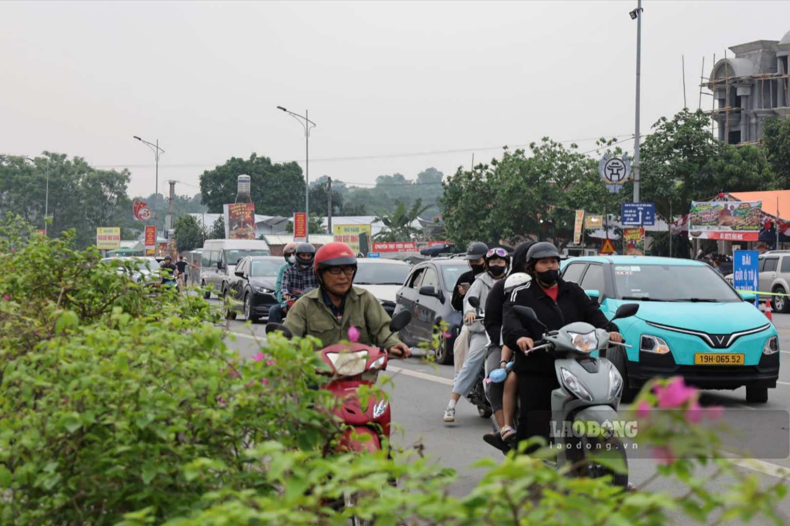 Mọi ngả đường dẫn về Đền Hùng đều tấp nập phương tiện. Ảnh: Thu Hiền