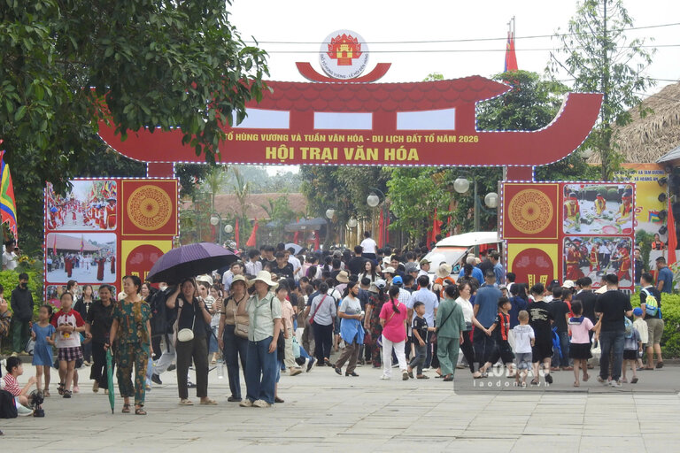 Hội trại Văn hóa Đền Hùng tại đồi Phú Bùng đông nghịt khách cả ngày lẫn đêm. Ảnh: Tô Công