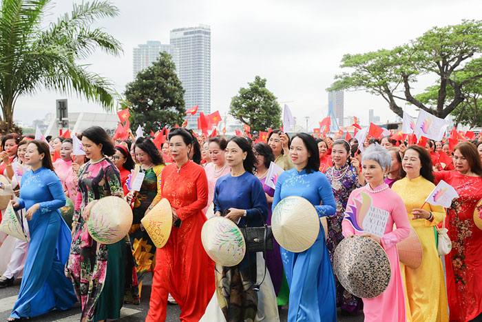 Phụ nữ Đà Nẵng trong trang phục áo dài, đa dạng màu sắc, kiểu dáng diễu hành qua các tuyến phố. Ảnh: BTC