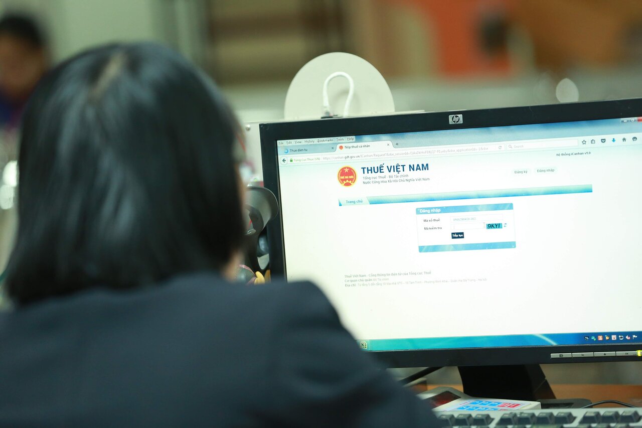 ¿Cómo se sanciona la declaración incorrecta de muchos indicadores en los documentos de impuestos en el mismo día? Foto: Hai Nguyen.