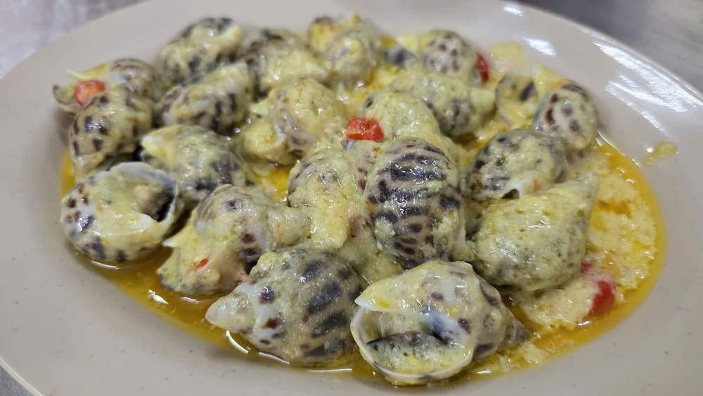 Fermented snail with cheese salt is a simple recipe to change the taste of a family meal. Photo: Tuan Dat