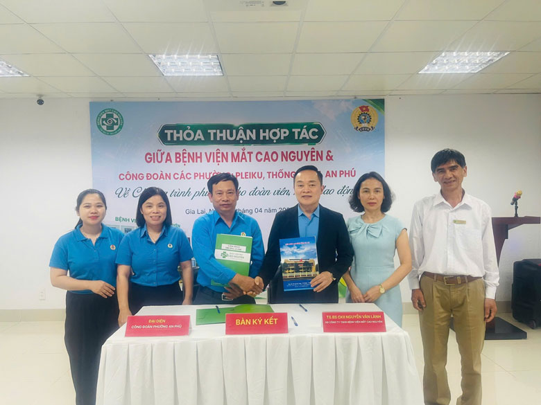 Công đoàn phường An Phú ký thoả thuận với Bệnh viện Mắt Cao Nguyên. Ảnh: Thanh Tuấn 