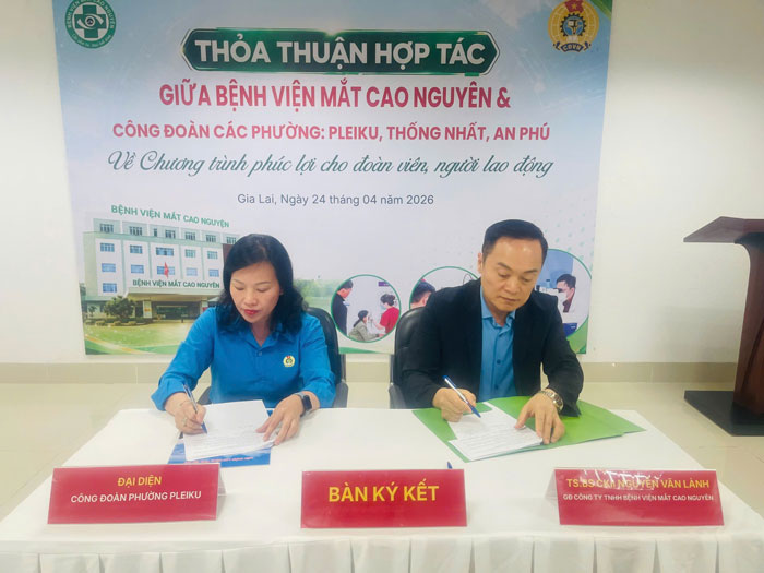 Chủ tịch Công đoàn phường Pleiku ký hợp tác với Bệnh viện Mắt Cao Nguyên. Ảnh: Thanh Tuấn 