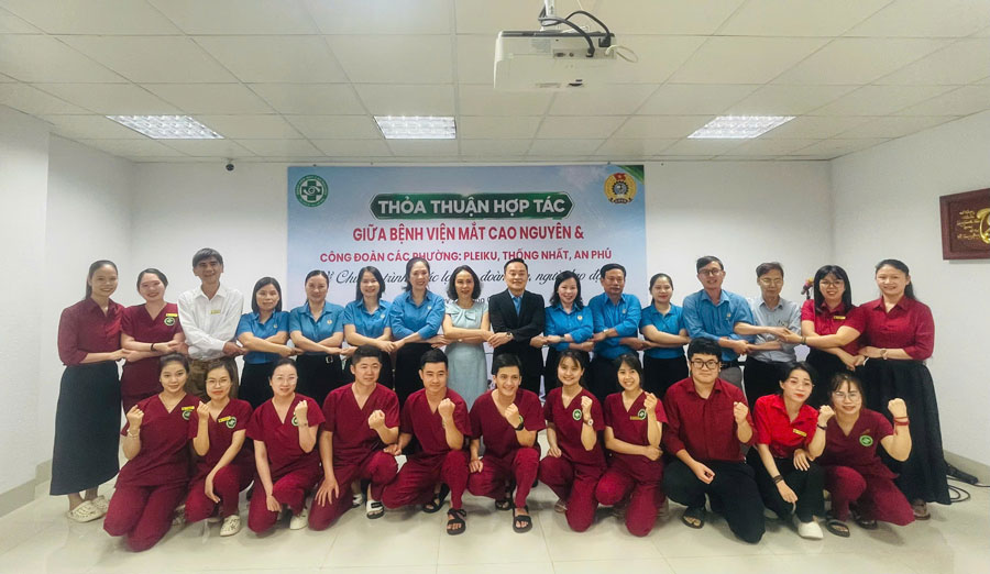 Representatives of ward trade unions sign cooperation agreements with Cao Nguyen Eye Hospital to take care of health and vision for workers. Photo: Thanh Tuan