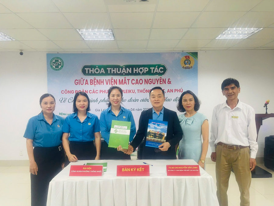 Công đoàn phường Thống Nhất ký thoả thuận với Bệnh viện Mắt Cao Nguyên. Ảnh: Thanh Tuấn 