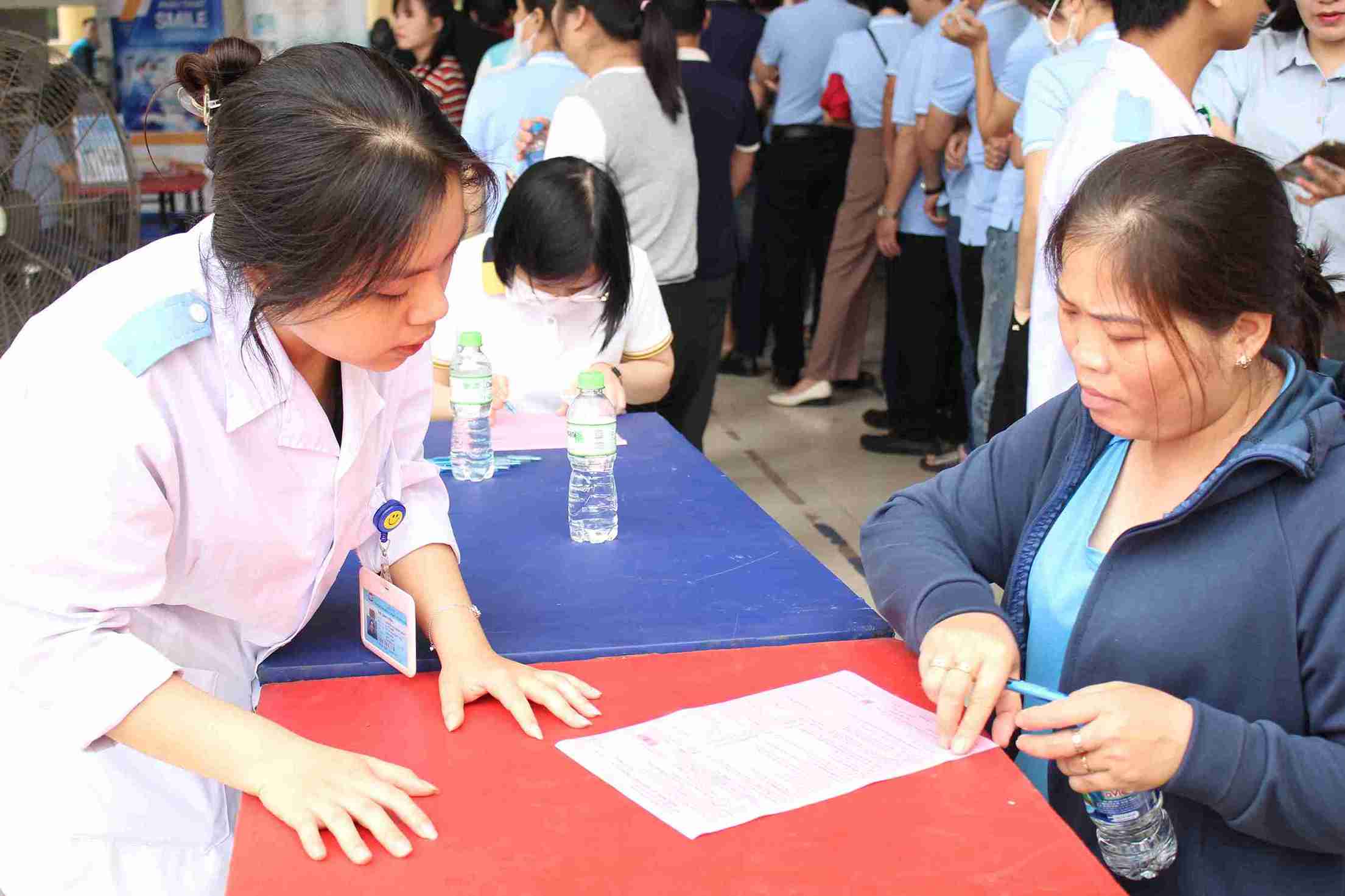 Công nhân, đoàn viên làm thủ tục đăng ký hiến máu từ sáng sớm tại khu vực sảnh tầng 1.