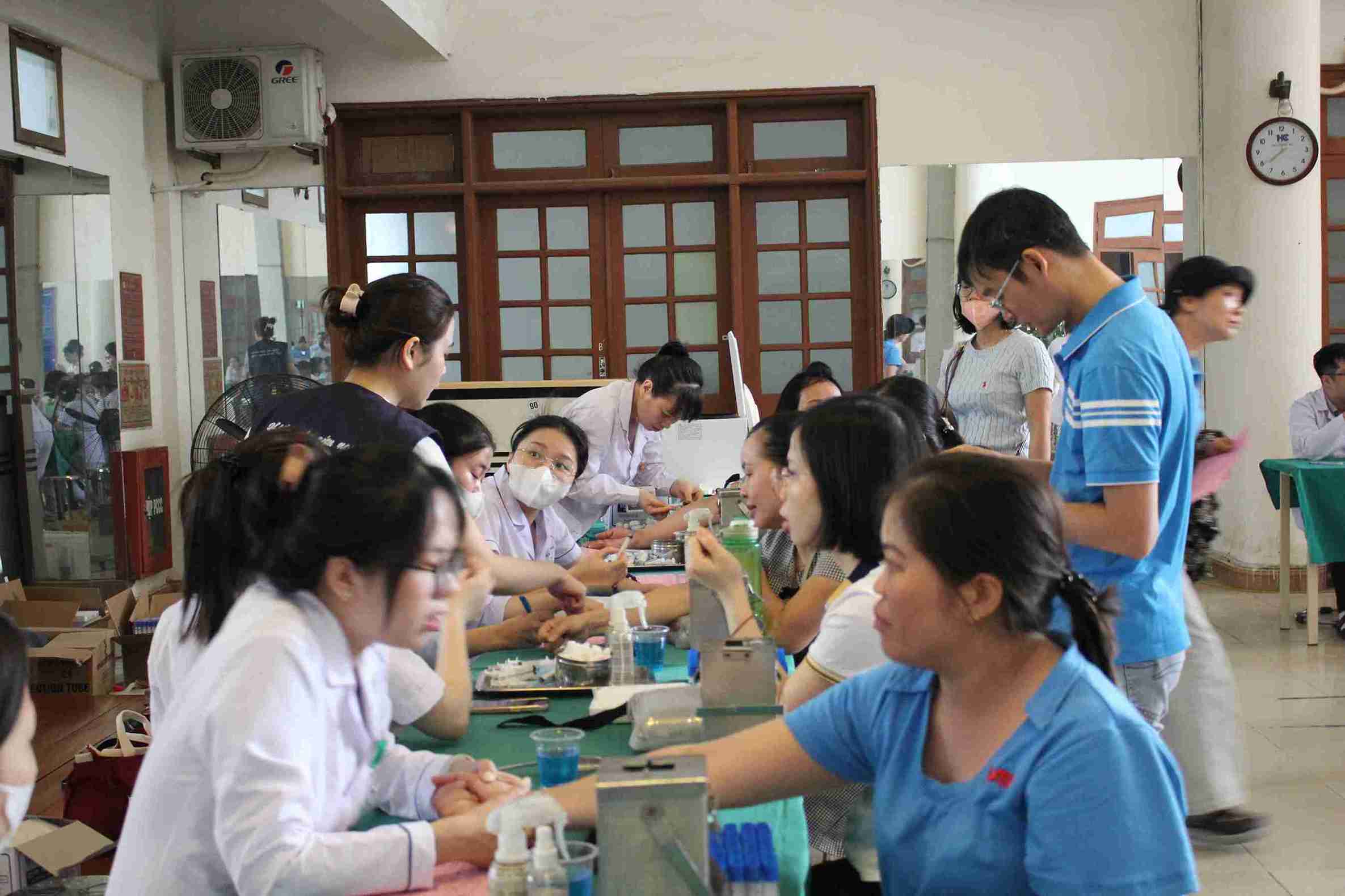 Không khí sôi nổi tại khu vực tiếp nhận đăng ký hiến máu.